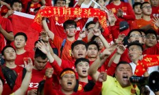 开云体育平台APP-心有激情！足球赛场上的对抗让人为之振奋的简单介绍