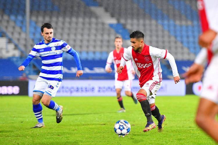 关于阿贾克斯逆袭巴伦西亚，赢得关键胜利的信息