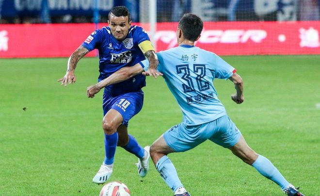 青岛黄海主场战胜河南嵩山龙，取得关键胜利