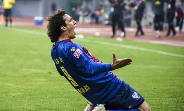 青岛黄海主场战胜河南嵩山龙，取得关键胜利