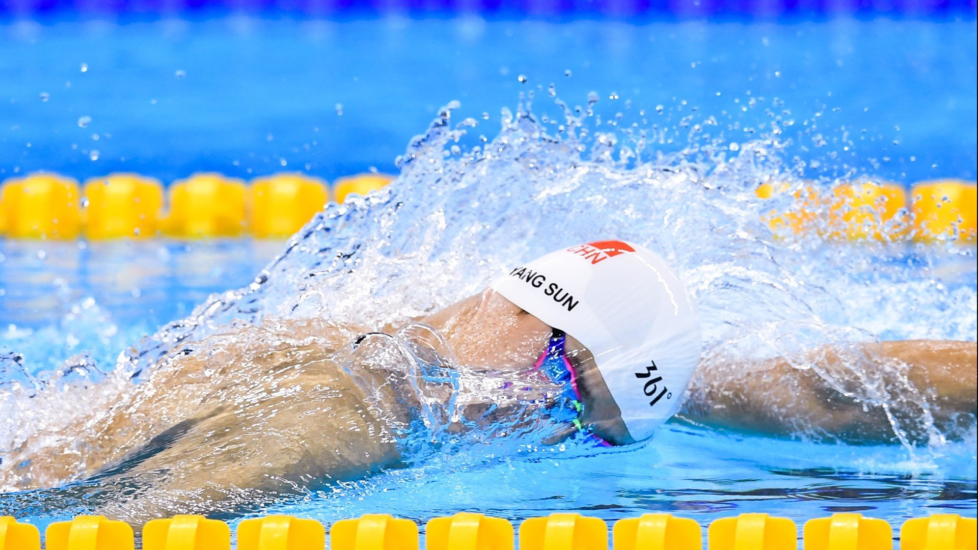 赛道上的逆袭，阿隆索关键制胜，哈斯车队力克法拉利