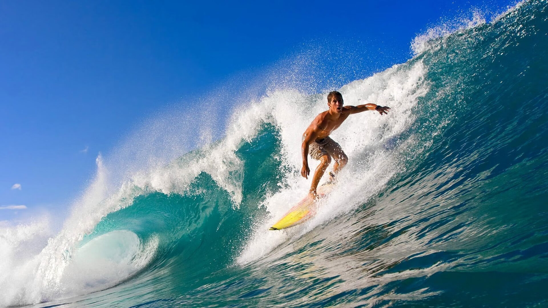赛道上的心跳时刻，红牛二队险胜索伯，皮亚斯特里统治全场